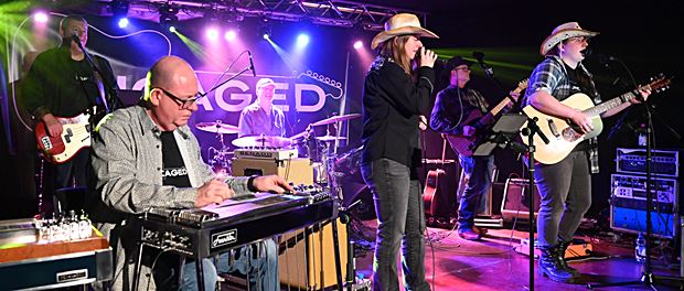 Country-live-black-box